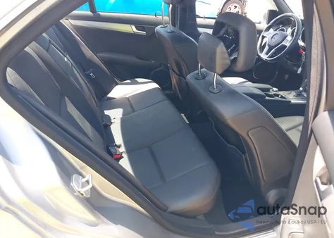 2013 Mercedes-Benz C 300 Luxury 4Matic/Sport 4Matic z USA, uszkodzony, nr VIN WDDGF8AB1DR291773